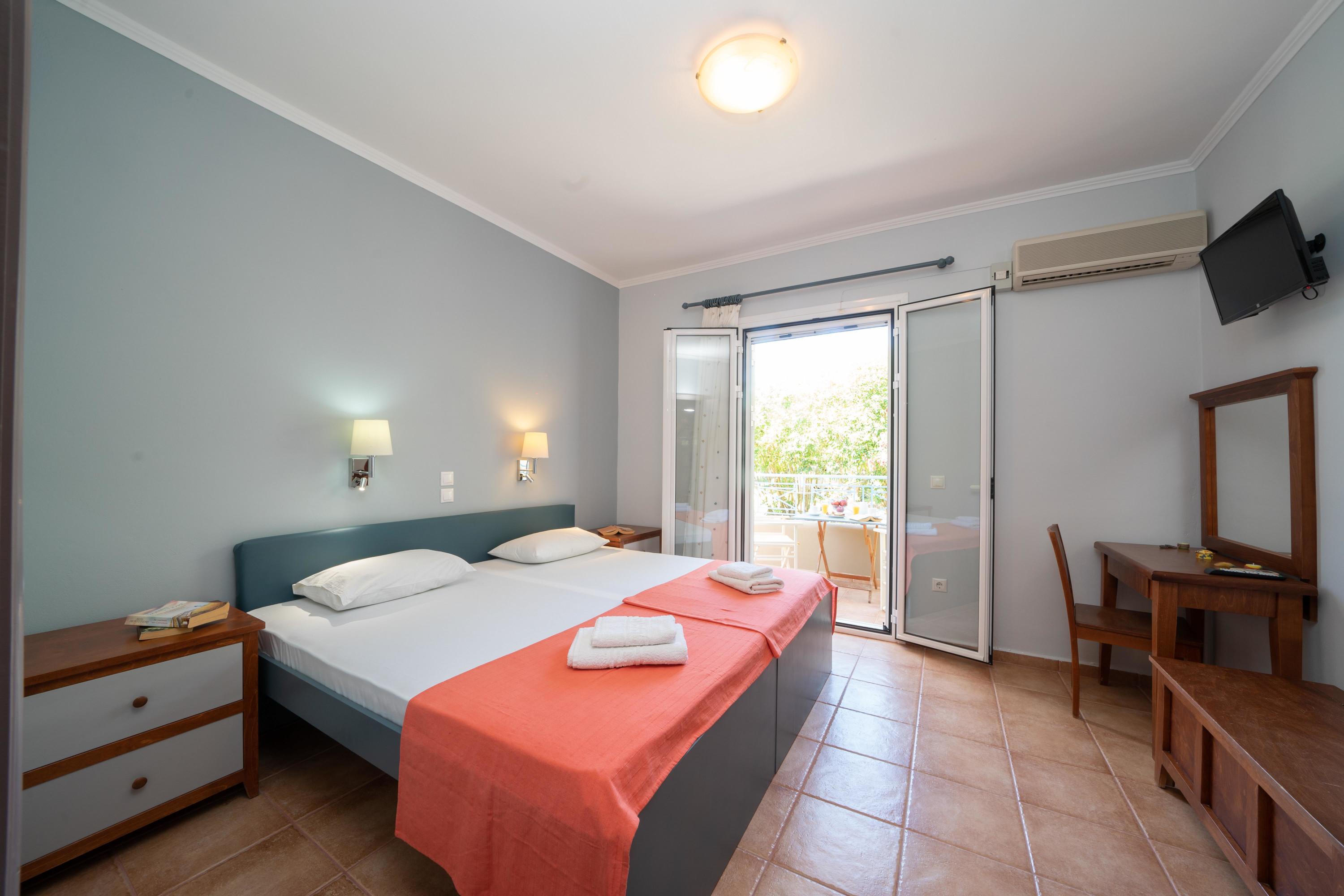 Aggelina S Apartments Xi Beach Bagian luar foto